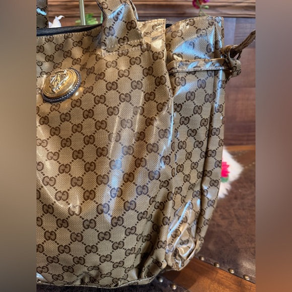 Gucci GG Supreme Canvas Shopper with Vintage Gold Medallion - Picture 5 of 16